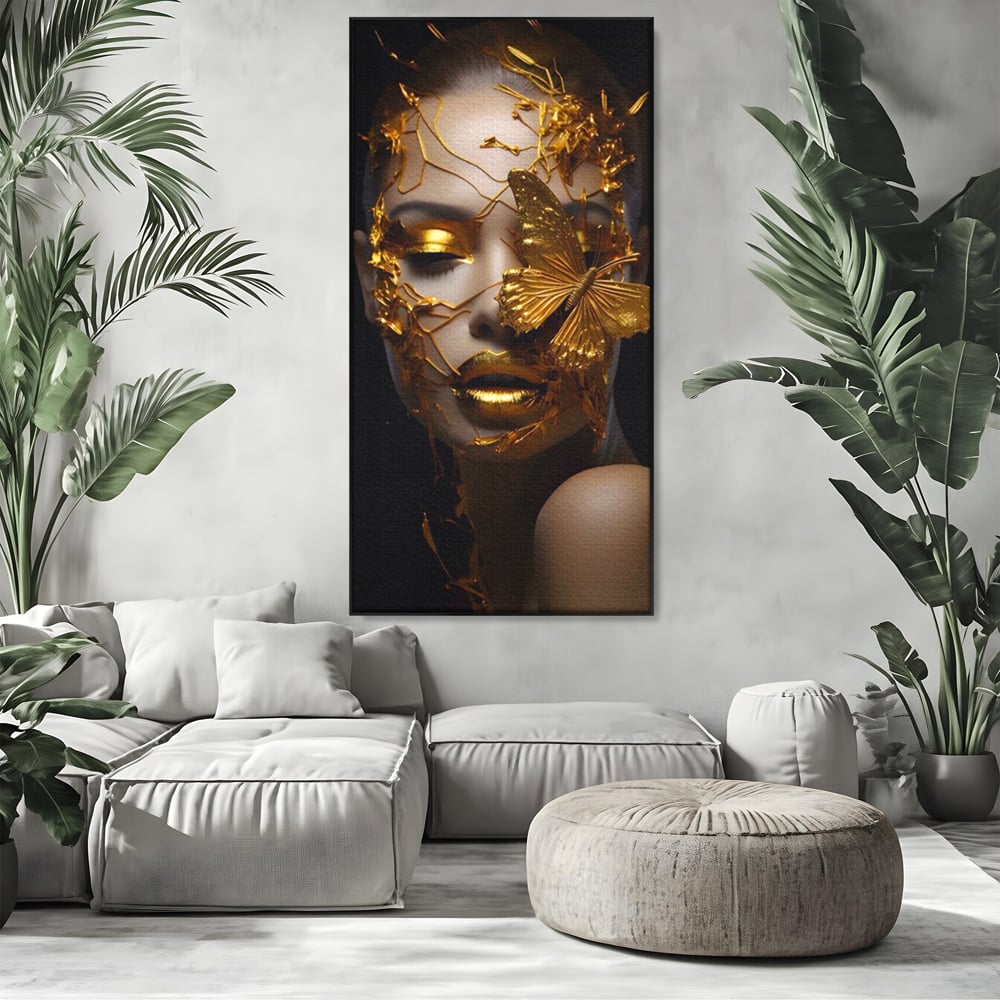 Tablou canvas cu portret feminin cu fluture auriu, in rama de aluminiu negru, pe perete intr-un living